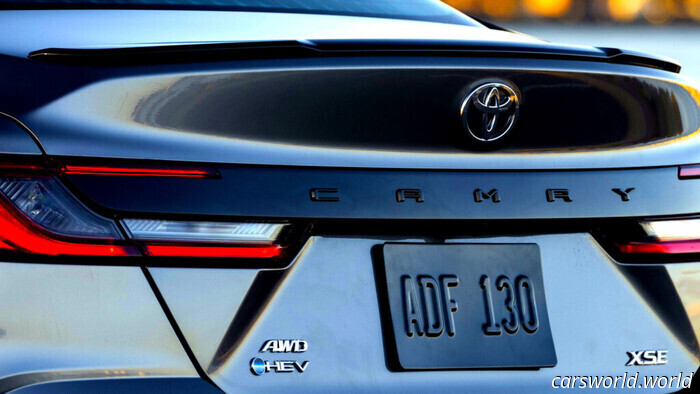 Un diminuto tornillo acaba de enviar 55.000 híbridos de vuelta a Toyota | Carscoops